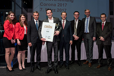 Mario Haidlmair (3. von links) mit der „Standort Corona“ in Silber