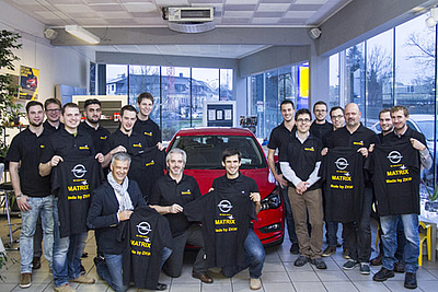 Übergabe der Poloshirts zum Verkaufsstart des neuen Opel Astra mit „IntelliLux“ Matrixlicht