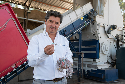 Julio JR Compagnon, CEO von Comberplast, freut sich über den optimalen Output des Lindner Micromat 1500 für den weiteren Recyclingprozess 
