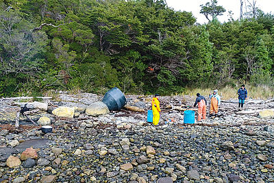 Die entsorgten Netze und Leinen an den Küsten Patagoniens werden von der lokalen Bevölkerung eingesammelt und zu Sammelstellen gebracht