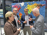 V. r.: Reinhold Lang (JKU) in Diskussion mit Stefan Chalupnik (Coreth), Hermann Asamer (Jodl) und Christine Brandl (Technoflex)
