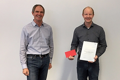 SKZ-Institutsdirektor Prof. Dr.-Ing. Martin Bastian (links) übergibt die Jubiläums-Urkunde an SKZ-Geschäftsführer Dr. Thomas Hochrein