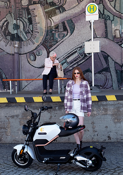 zwei Frauen und ein moped