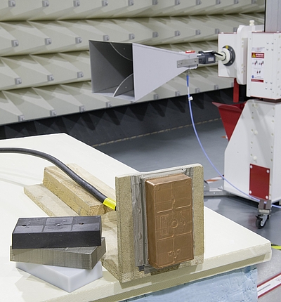 In den Absorberhallen der EMC Test NRW GmbH werden Gehäusemessungen nach DIN-EN 61000-5-7 durchgeführt