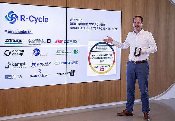 Dr. Benedikt Brenken, Direktor der R-Cycle Initiative, nimmt den Award stellvertretend für das gesamte Konsortium entgegen © R-Cycle