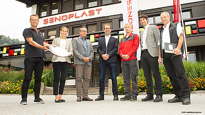 Senoplast-Geschäftsführer Günter Klepsch (3.v.l.) und Hannes Eder (1.v.l.) und mit ihrem erfolgreichen Team
