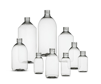 Viele durchsichtige Flaschen stehend in verschiedenen Größen