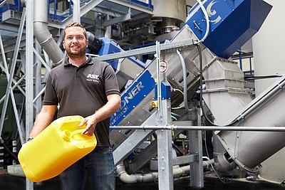 Hauke Grabau, Leiter des Bereichs Recycling bei der AST Kunststoffverarbeitung GmbH, vor der Lindner Kunststoffrecycling-Anlage. 