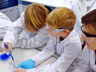 Junge Forscherinnen und Forscher im STaR-Mitmachlabor © GFKT