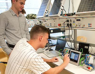 Schüler*innen der HTBLuVA Salzburg arbeiten im Photovoltaik-Labor mit hochmoderner Automatisierungstechnik von Sigmatek