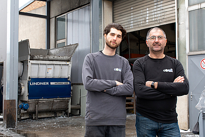 Mit Hilfe des flexiblen Schnittsystems des Zerkleinerers können Andreas (links) und Gheorghe (rechts) Campan von Candi Plastic Recycling ideal auf Kundenwünsche eingehen 