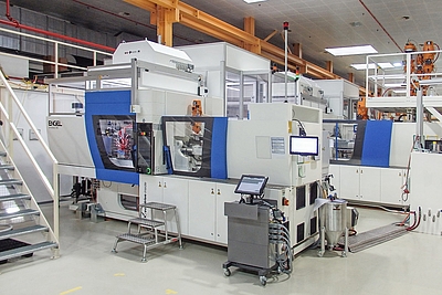 Spritzgießmaschinen und Automatisierung sind jeweils in reinraumgerechte Produktionseinheiten – Anforderungen an ISO 7 – gekapselt