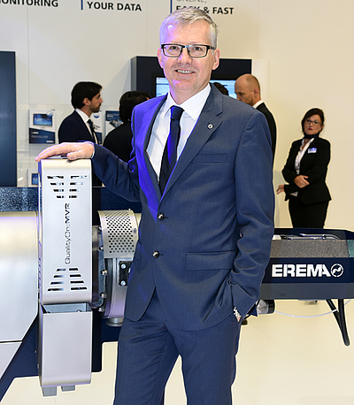 Manfred Hackl, CEO EREMA, auf dem EREMA Messestand der K 2016 in Düsseldorf