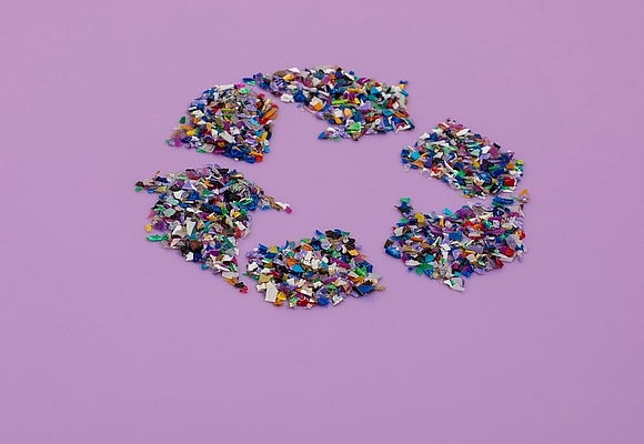 Recycle-Symbol mit Small-Plastic-Pellets
