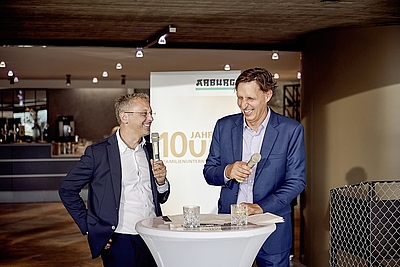 CEO Jerome Berger, Geschäftsführer Arburg Österreich (l.), und Moderator Sven Jansel