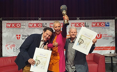 Johann Zimmerman, Ute Zimmermann und Bernhard Wagenknecht von der HBLFA Schönbrunn freuen sich über den Energy Globe Award