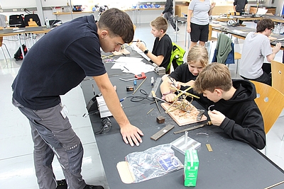 Unter dem Motto „Technik, die Spaß macht!“ bauten die Jugendlichen im ZwickRoell-Ferienprogramm einen solarbetriebenen Modell-Hubschrauber