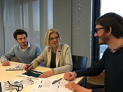Die Teamecho-Gründer David Schellander (li.) und Markus Koblmüller im Gespräch mit Elisabeth Czachay (WKOÖ). Foto: Business Upper Austria
