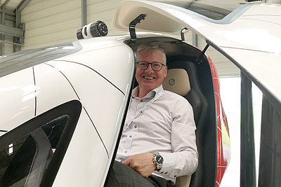 Beiratssprecher Manfred Hackl (EREMA) „testet die Lufttaxi-Drohne © Business Upper Austria