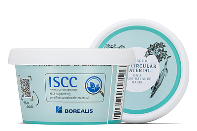 Neuer In-Mold-Labeling-Musterbecher von Greiner Packaging aus kreislauforientiertem (bio-circular) Polypropylen von Borealis