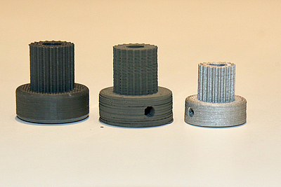 Drei Stufen eines Metall-Bauteils, gedruckt mit FFF-3D-Drucker aus dem Hause EVO-tech