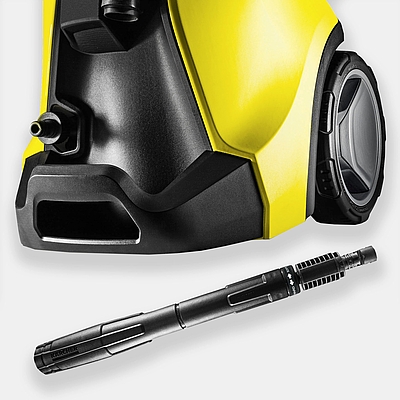 Gelb-schwarzes Hochdruckreinigungsgerät. Düse liegt vor dem Gerät ©Kärcher