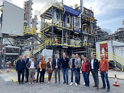 ERFA Verpackung Gruppenfoto: Am 6. Oktober besichtigten die Teilnehmer:innen der ERFA-Runde Kunststoffverpackung die ReOil™-Anlage der OMV in der Raffinerie Schwechat