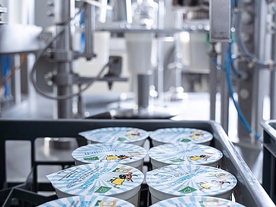 Schulmilchbauern in Oberösterreich füllen ihre Milchprodukte seit März 2021 in recycelbare Becher aus recyceltem PET