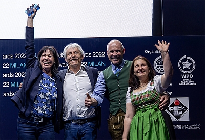 Groß ist die Freude über den goldenen Nachhaltigkeits-Award 2022, den die World Packaging Organisation im Mai in Mailand überreichte