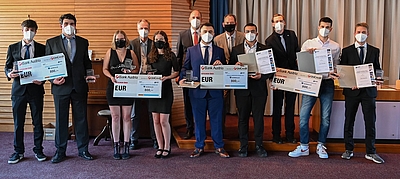 Die Siegerteams mit ihren Betreuern bei der Preisverleihung des Borealis Innovation Award