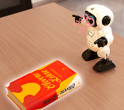 Roboter mit Buch