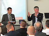 Ing. Herbert Hochreiter, Internorm International GmbH, Leitung Technologieentwicklung (rechts im Bild) und Ing. Wolfgang Bohmayr, Kunststoff-Cluster