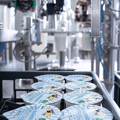 Schulmilchbauern in Oberösterreich füllen ihre Milchprodukte seit März 2021 in recycelbare Becher aus recyceltem PET 