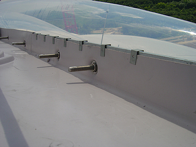Anwendungsbeispiel Allianz Arena: Eine Fasteks U-Klammer sichert die Befestigung der Regenabläufe auf dem Dach.