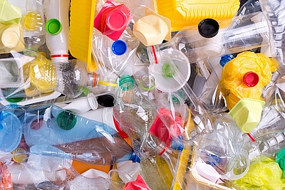 Kunststoff-Flaschen für das recycling vorbereitet