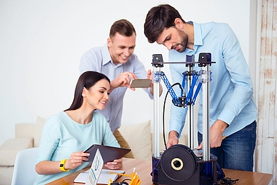 Studenten mit 3D-Drucker