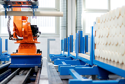 Ensinger stellt die Halbzeugplatten und -rundstäbe der Produktlinie TECAST auf modernen Anlagen im Werk Cham her.