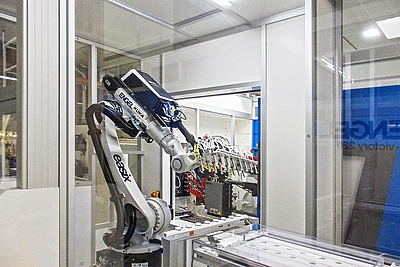 Die easix Roboter übernehmen das Teilehandling sowie weitere Prozessschritte