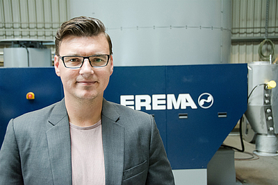 Christoph Wöss vor dem MPR von Sky-Light in der Produktionshalle von EREMA.