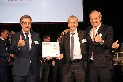 Geschäftsführer Michael Stepper (rechts) freut sich mit seinen Mitarbeitern über den Gesamtsieg beim »Excellence in Production« © Michael Strauch